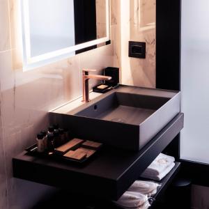 MogliaHotel De Amicis的一间带水槽和镜子的浴室