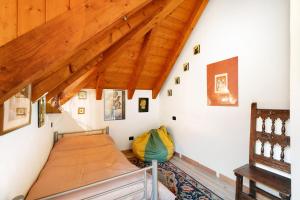 AnzinoTitti的一间卧室设有一张床和木制天花板