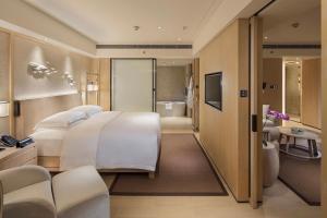 深圳深圳蛇口希尔顿南海酒店的一间带白色大床的卧室和一间浴室