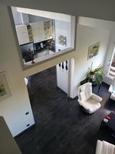 OsnyMaison de 2 chambres avec jardin clos et wifi a Osny的一间带白色椅子的客厅和一间厨房