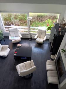 OsnyMaison de 2 chambres avec jardin clos et wifi a Osny的客厅配有白色家具和大窗户