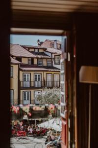 吉马良斯达奥利维拉酒店的从窗户可欣赏到建筑的景色