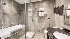 巴库Pure Boutique Hotel的带浴缸、卫生间和盥洗盆的浴室