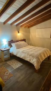 平托CABAÑAS LODGE LOS COIHUES 2 VALLE LAS TRANCAS/TERMAS DE CHILLAN /NEVADOS DE CHILLAN的一间卧室设有一张大床,铺有木地板