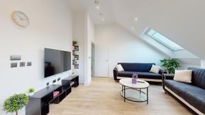 伦敦Penthouse Style Apartment的带沙发和电视的客厅