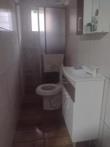 南圣弗朗西斯科Casa Praia Ubatuba Sâo Francisco do Sul 3 quartos的白色的浴室设有卫生间和水槽。
