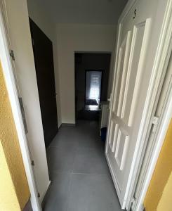 艾格扎洛克Forrás Apartman的走廊通往带门的房间