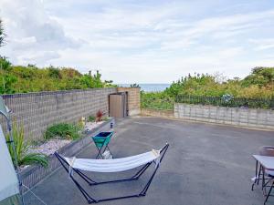 Momiyama太平洋を見渡せる海浜リゾート貸切観海荘チャオ的天井配有2把椅子和吊床