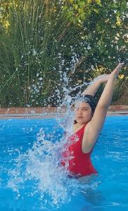 查斯科穆斯Cabañas Tranquera 8的水中喷水的女人