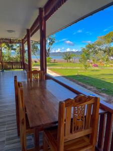 阁遥岛Rimlay Bay View的门廊上的木桌和椅子,享有美景