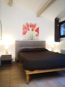 波克罗勒岛Le Clos des Galéjades的一间卧室配有一张壁画床