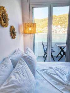 巴特斯欧Galazio Rooms & Suites的一间卧室设有一张床,享有海景