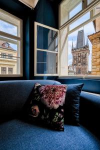 布拉格Domus Balthasar Boutique Hotel的枕头坐在窗前的沙发上
