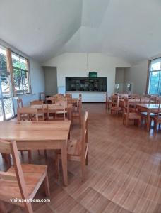 LushotoCamping Magamba Forest的一间空的教室,配有木桌和椅子
