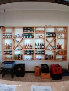 LushotoCamping Magamba Forest的装满许多瓶子的房间的架子