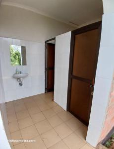 LushotoCamping Magamba Forest的一间空浴室,内配水槽和门