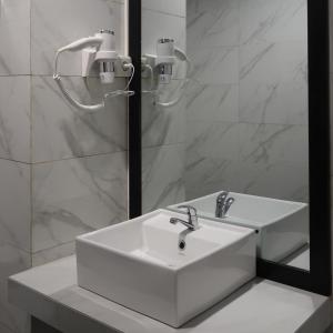 GeutieueFhandika Boutique Inc.的浴室设有白色水槽和镜子