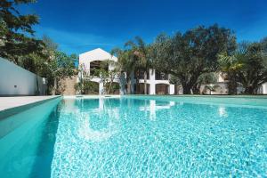 马尔萨拉Casa Marsala的一座房子前面的蓝色海水游泳池