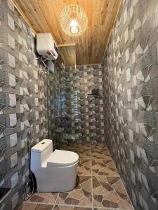 Sa PảTavanparadise homestay的一间带卫生间和石墙的浴室