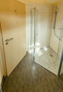 EldenburgFleesensee 02的带淋浴的浴室和玻璃门