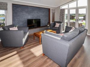 诺斯维奇28 Delamere Point的客厅配有2张沙发和1台平面电视