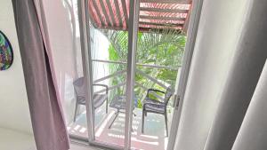 兹波利特Villa Aikia (Adults Suites A/C)的通向带2把椅子的阳台的开放式门