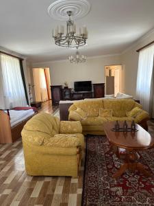 MartuniTAGANI Guest House的客厅配有沙发和桌子