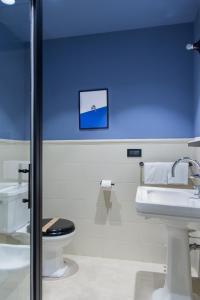 斯培西亚诗人酒店的一间带卫生间和水槽的浴室