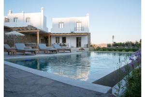 DexamenesSuper Luxury Mykonos Villa - Villa La Isla Bonita - Private Gym - Private Pool - 5 Bedrooms - Sea Views的别墅前设有游泳池