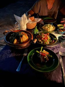 姆哈米德Chigaga Desert Camp的餐桌上放有盘子的桌子