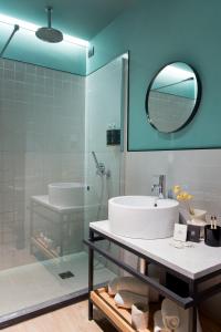 斯培西亚诗人酒店的一间带水槽、浴缸和镜子的浴室