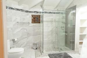 Zenbreak Sairah Golf Villa 1bd的一间浴室