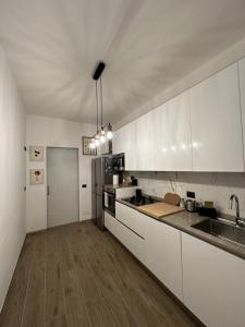 PioltelloGreen Apartment的厨房配有白色橱柜和台面