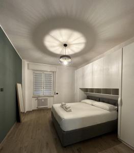 PioltelloGreen Apartment的一间卧室设有一张带天花板的大床