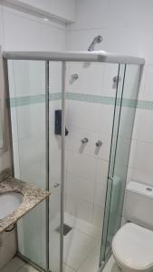 阿雷格里港HOTEL ECONOMICO - 150m Santa Casa, Prox Assembleia e UFRGS的带淋浴、卫生间和盥洗盆的浴室