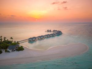 Gaafu Dhaalu AtollNH Collection Maldives Havodda Resort的海洋中的岛屿,有度假村