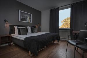 舍夫德约尔酒店的一间卧室设有一张大床和一个窗户。