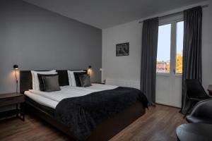 舍夫德约尔酒店的一间卧室设有一张大床和一个窗户。