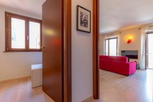 布里维奥[Como-Blevio] Suite lake view + private garage的通往带红色沙发的客厅的开放式门