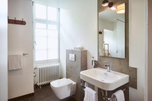 埃尔特维勒卡普豪森巴瑞尔酒店的一间带水槽和卫生间的浴室以及窗户。