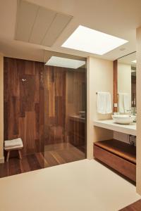 科尔多瓦San Nicolas Luxury Home with prívate terrace的带淋浴和盥洗盆的浴室