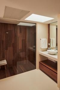 科尔多瓦San Nicolas Luxury Home with prívate terrace的一间带玻璃淋浴和水槽的浴室