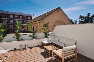 科尔多瓦San Nicolas Luxury Home with prívate terrace的大楼内的阳台配有沙发和椅子