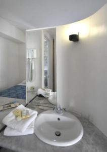 干尼亚罗登酒店的一间带水槽和镜子的浴室