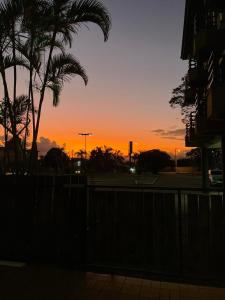 弗洛里亚诺波利斯Canto da Ilha的棕榈树围栏后面的日落