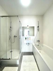 基辅Люкс апартаменти в затишному ЖК бізнес класу的带淋浴、浴缸和盥洗盆的浴室