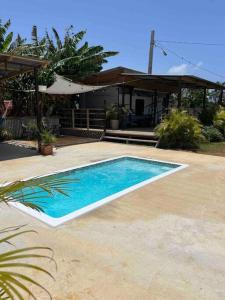 阿瓜迪亚El Camper RV with pool.的房屋前的游泳池