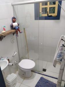 帕拉卡图CASA COLONIAL C/ GRANDE QUINTAL.CENTRO HISTÓRICO的带淋浴、卫生间和盥洗盆的浴室