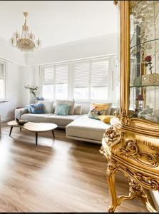 卢森堡Home Sweet Home - Design & Zen的带沙发和镜子的客厅