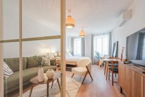 萨格勒布Apartment OLIVIA的客厅配有沙发和桌子